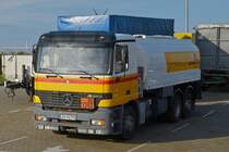 . M-B Actros mit Tankaufbau wartet an einem Fähranleger auf die Ankunft der Fähre. Okt. 2014