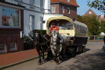 . Auf der insel Juist werden Inselrundfahrten mit dem Planwagen angeboten.  10.10.2014
