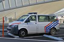 . VW T5 der Belgischen Bahnpolizei stand am 18.10.2014 am Bahnhof in Lüttich.
