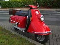 Diesen wunderschönen Heinkelroller Tourist Baujahr 1960, angetrieben von einem 175ccm Einzylinder 4-Takt-Motor mit 9,5PS konnte ich am 09.10.2014 in Wedel ablichten.
