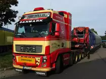 130 Tonnen schweres Gespann am 10.10.2014 auf einem Parkplatz der A7. Volvo FH16 XXL700 mit einem Mastteil für eine Windkraftanlage.