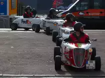 Fahrspass pur versprechen diese kleinen Flitzer, mit denen das HOTROD CITYTOUR®-Team Hamburg die wichtigsten sehenswürdigkeiten Hamburgs mit ihren Gästen in einer Zweistündigen Tour abfährt. Die HotRods werden von einem 13,6PS (10KW) starken Motor und mit Automatikgetriebe auf bis zu 88km/h beschleunigt. Gesehen am 09.10.2014 in Hamburg in der nähe der Landungsbrücken.