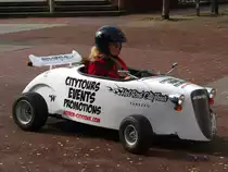 Fahrspass pur versprechen diese kleinen Flitzer, mit denen das HOTROD CITYTOUR®-Team Hamburg die wichtigsten sehenswürdigkeiten Hamburgs mit ihren Gästen in einer Zweistündigen Tour abfährt. Die HotRods werden von einem 13,6PS (10KW) starken Motor und mit Automatikgetriebe auf bis zu 88km/h beschleunigt. Gesehen am 09.10.2014 in Hamburg in der nähe der Landungsbrücken.