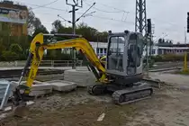 . Wacker Neuson 38Z3 Kompaktbagger wartet am Bahnhof in Emden auf seinen nchsten Einsatz.  11.10.2014