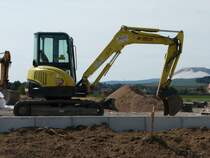 Ammann Yanmar VIO 55 abgestellt auf einer Baustelle in 36124 Eichenzell am 31.08.08. Rechts im Hintergrund die Abraumhalde des Kalibergwerkes Neuhof - Ellers