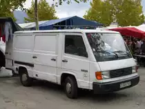 Mercedes MB 100 D Lieferwagen in Roses (Spanien) am 27.09.2014