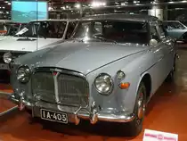 Rover P5 3 Litre Saloon 4D Sedan 

Baujahr 1961, 6 Zylinder, 2995 ccm, 115 PS

Das Fahrzeug ist noch im Originalzustand. Etwa 180 wurden in Finnland verkauft, und kosteten doppelt so viel wie ein VW.

Die PKW-Sammlung ist in einem zweiten Gebäude untergebracht, dass sich auf dem Gelände der lokalen Straßenmeisterei befindet. Da dort kein Museumspersonal ist, sind alle Modelle hinter Glas. 

Mobilia Automuseo, Kangasala, Finnland, 14.4.2013