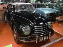 Donau Sonderklasse 91

Baujahr 1955, 3 Zylinder, 40 PS

Die Westdeutschen DKWs wurden in Finnland unter der Marke Donau verkauft. Ihr Aussehen entsprach denen der Ostdeutschen IFA. 

Die PKW-Sammlung ist in einem zweiten Gebäude untergebracht, dass sich auf dem Gelände der lokalen Straßenmeisterei befindet. Da dort kein Museumspersonal ist, sind alle Modelle hinter Glas. 

Mobilia Automuseo, Kangasala, Finnland, 14.4.2013