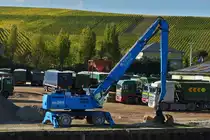 . Radlader Terex Fuchs steht auf einer Verladestelle am Ufer der mosel.  19.10.2014