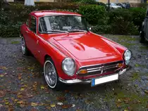 Honda S800 Coupe. 1966 - 1970. Es gab den S800 als Coupe und als Cabriolet. Der sehr drehfreudige 4-Zylinderreihenmotor leistet 67 PS aus 791 cm³ Hubraum. Es wurden ca. 11500 S800 in beiden Karosserieversionen produziert. Davon wurden ca. 7200 Autos nach Europa exportiert. Oldtimertreffen am Schwarzwaldhaus im Neandertal am 26.10.2014.