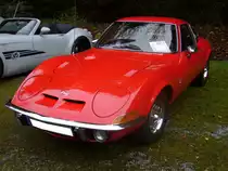 Opel GT 1900. 1968 - 1973. Die Karosserie des GT wurde bei Brissoneaux & Lotz in Nantes gefertigt und nach Bochum geliefert. In den ersten drei Produktionsjahren konnte man den GT auch mit dem 1.1l Motor aus dem Kadett ordern. Da sich aber nur 3573 Kunden für den schwachbrüstigen 1100´er entschieden wurde er 1970 aus dem Programm genommen. Abdiesem Zeitpunkt gab es nur noch den 90 PS starken 1.9l Motor. Oldtimertreffen am Schwarzwaldhaus im Neandertal am 26.10.2014.