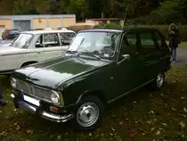 Renault 6. 1968 - 1979. Der Renault 6 sollte das Segment der Renault 4-aufsteiger bedienen. Es waren zwei Versionen mit 4-Zylinderreihenmotor lieferbar: 845 cm³ mit 34 PS oder 1108 cm³ mit 45 PS. Hier wurde ein Modell vor 1974 abgelichtet, erkennbar am Chromkühlergrill und den Stoßstangenhörnern. Oldtimertreffen am Schwarzwaldhaus im Neandertal am 26.10.2014.