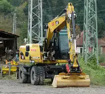 Ein CAT Bagger am 11.10.14 in Neckargemünd durch den Zaun fotografiert