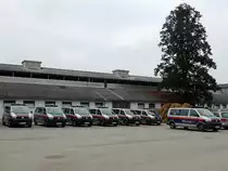  7(VW-T5) auf einem Streich   Polizeifahrzeuge anlässlich eines Bundesligafußballspieles in Ried; 141005