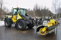 Radlader  Wille 855C  mit Schneerum-/Straenreinigungsgert auf dem Gelnde der lokalen Straenmeisterei, Kangasala, Finnland, 14.4.2013 