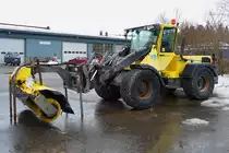 Radlader  Wille 855C  mit Schneerum-/Straenreinigungsgert auf dem Gelnde der lokalen Straenmeisterei, Kangasala, Finnland, 14.4.2013 
