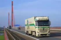 Mercedes-Benz Actros am 28.10.2014 auf der Rheinbrücke in Duisburg.