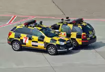 Plauderstündchen zwischen 2 Fahrern von Vorfeld-Kfz., Opel Antara und Kia Sorento, am Flughafen Düsseldorf - 04.09.2014