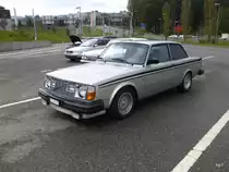 Volvo 2.3  GT 242 auf einem Parkplatz eines Einkauf Center in Bern Brünnen am 25.10.2014