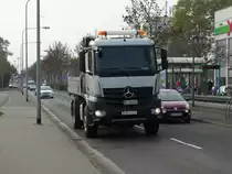 Neuer Mercedes Benz Arocs am 31.10.14 in Frankfurt am Main 