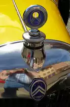 Citroen, K�hlerfigur und Emblem am Oldtimer-PKW C3, Nov.2014 