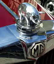 MG (Morris Garages), Logo und K�hlerfigur am PKW MG TD, die britische Firma wurde 1923 gegr�ndet, Nov.2014