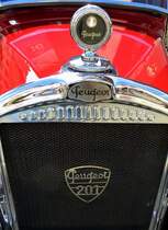 Peugeot, Khler mit Aufschrift und Khlerfigur am Oldtimer-PKW 201, Nov.2014