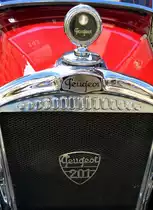 Peugeot, K�hler mit Aufschrift und K�hlerfigur am Oldtimer-PKW 201, Nov.2014