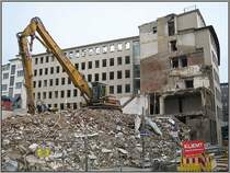 Abriss eines greren Gebudekomplexes in Dsseldorf, Ecke Bleichstrae/Schadowstrae. Im Bild einer der eingesetzten Caterpillar-Bagger, hier nochmals der Typ 330 B. Diese Aufnahme stammt vom 05.06.2008.
