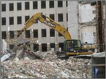 Abriss eines greren Gebudekomplexes in Dsseldorf, Ecke Bleichstrae/Schadowstrae. Im Bild beim Sortieren der Trmmer einer der eingesetzten Caterpillar-Bagger, hier nochmals der Typ 320 C. Diese Aufnahme stammt vom 30.05.2008.