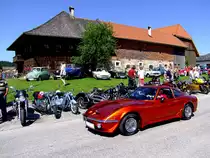 OPEL-GT, vor der Kulisse des Freilichtmuseum Stehrerhof in Neukirchen/Vöckla; 140706