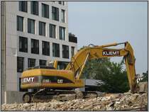 Abriss eines greren Gebudekomplexes in Dsseldorf, Ecke Bleichstrae/Schadowstrae. Im Bild einer der eingesetzten Caterpillar-Bagger, hier Typ 320 C. Diese Aufnahme stammt vom 29.05.2008.