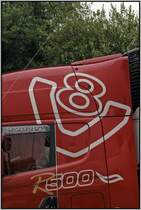 usserlich macht Zugmaschine mit einem groen \8/ Logo und dem Schriftzug R500 auf den besonderen Motor auf sich aufmerksam.
