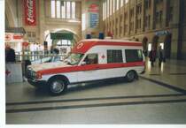 Mercedes-Benz W123 als Krankenwagen des DRK, bei Aktionstagen auf dem Leipziger Hauptbahnhof im März 2003. 