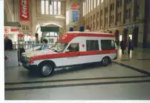 Mercedes-Benz W123 als Krankenwagen des DRK, bei Aktionstagen auf dem Leipziger Hauptbahnhof im März 2003. 