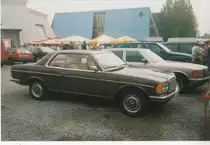 Mercedes-Benz W123 230CE mit 122 PS auf dem Messegelände in Friedrichshafen im Juni 1996.