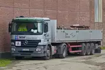 . Mercedes Benz Actros Sattelzug wartet am 02.11.2014 in Siegen auf seinen nächsten Einsatz, das Foto wurde am Bahnübergang aufgenommen.