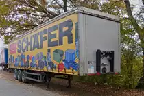 . Am Wegesrand war dieser Sattelauflieger mit einer Webeplanne am 02.11.2014 abgestellt 