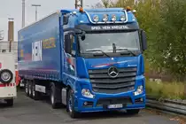 .  Mercedes Benz Actros Sattelzug, wartet am 02.11.2014 in Kreuztal auf seinen nächsten Einsatz.