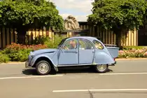 Citroen 2CV in Neuensee am 10.07.2011.