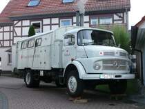 Mercedes Benz LA 911 mit Feldkchenaufbau. Das Fahrzeug wurde 1973 geboren und hat in seinen ersten Lebensjahren beim Bundesgrenzschutz gedient. Seit einigen Jahren steht es nun in Diensten der DRK Ortsvereinigung Marbach. Die Aufnahme, wie man sieht raucht der Schornstein, wurde beim Kocheinsatz anl. des Pfarrfestes in 36100 Petersberg - Marbach am 07.09.08 gefertigt.