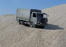 Militärfahrzeuge CH von Walter Ruetsch
SAURER-TREFFEN 2013: SAURER 4x4 5 t (1949-1962) in Niederbipp aufgenommen am 31. August 2013 anlässlich des letzten SAURER-TREFFENS in der Region Oberaargau. Der Besitzer dieses speziellen Fahrzeuges mit dem eckigen Aufbau hat sich für diesen Anlass den zum 4x4 passenden Fotostandort ausgesucht.
Foto: Walter Ruetsch   