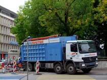 ACTROS4141 mit  Saugmasteraufbau  steht bei einer Straenbaustelle in Basel; 080902