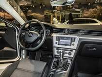 Sitzprobe in einem 2014-er VW Passat B8 (Interior-foto Auto Zürich 2014). 