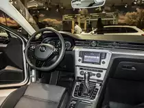Sitzprobe in einem 2014-er VW Passat B8 (Interior-foto Auto Zürich 2014). 