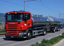 CJ: Nebst Normal- und Schmalspurbahnfahrzeuge gehören auch Busse und Lastwagen zum Fahrzeugpark der Chemins de fer du jura (CJ). Milchtransport mit SCANIA R 480 Nr. 429 bei Mörigen am 13. April 2014.
Foto: Walter Ruetsch
