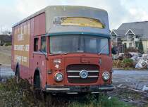 SAURER: Der SAURER S2DF-Möbeltransporter (1987) wartet auf bessere Zeiten. Die Aufnahme ist am 13. November 2014 in Herzogenbuchsee entstanden.
Foto: Walter Ruetsch