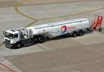 MAN Flugfeldtankwagen am Flughafen Düsseldorf - 04.09.2014