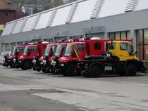 Ein paar Zweiwege Unimogs am 13.11.14 in Mosbach (Baden) bei Zagro Gmeinder durch den Zaun fotografiert