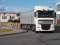 Am 24.Juli 2014 bog Dieser DAF Sattelzug in den Kreisel von Bergen/Rügen.